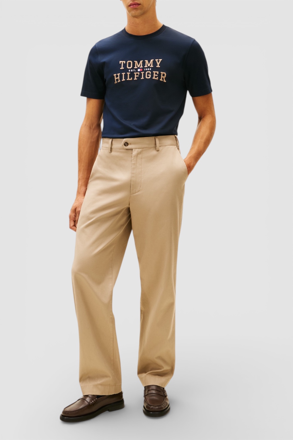 תמונת כל הלוק של חולצת טי